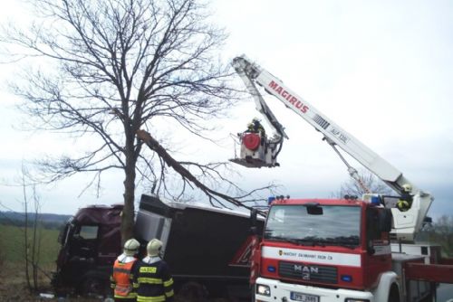 Foto: U Milíkova skončil kamion s papírovými kartony ve stromě