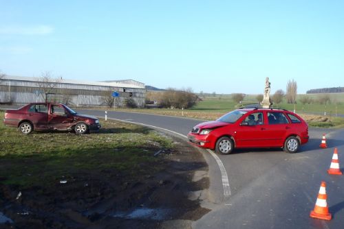 Foto: U Oseka bourala dvě auta, řidičku ošetřili záchranáři