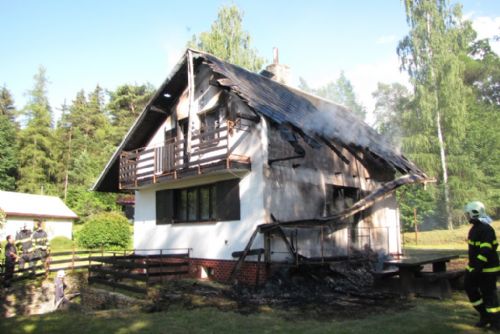 Foto: U Zavlekova hořela chata, škoda 700 tisíc korun