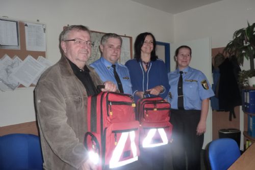 Foto: ÚMO Plzeň1 pořídil strážníkům dva zdravotnické batohy 