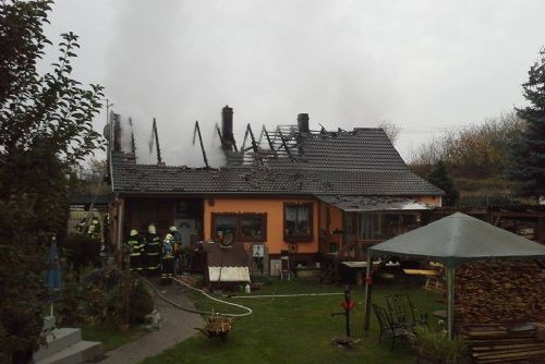 Foto: V Bděněvsi hořel dům, škoda dva miliony