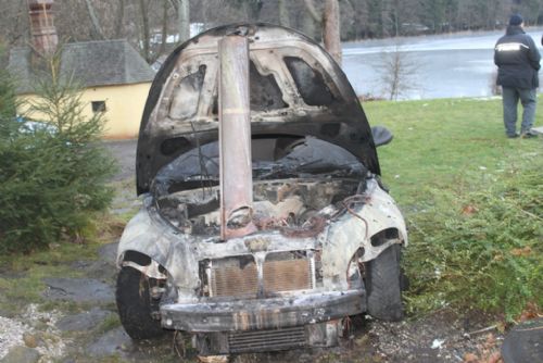 Foto: V Brance na Tachovsku shořelo auto, hasiči ho vytahovali z garáže