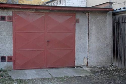 Foto: V Klatovech vykradli garáž, zmizelo nářadí