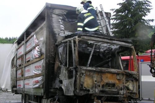 Foto: V Kotouni doutnal kamion s fasádní vatou, hašení v Německu nestačilo