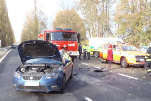 Foto: V Koutě na Šumavě bourala dvě auta, řidič skončil v nemocnici