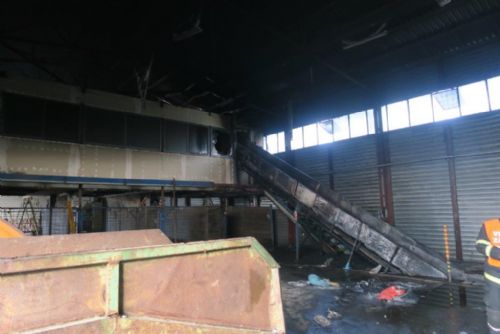 Foto: V Kralovicích hořel v pondělí stroj na zpracování odpadu, škoda 2,5 milionu 