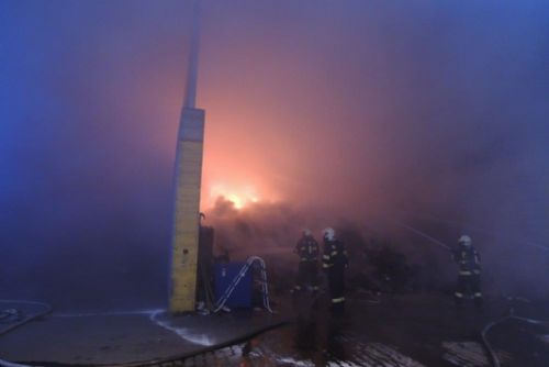 Foto: V Kralovicích hořela hala s odpadem, škoda půl milionu 