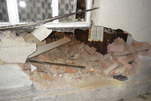 Foto: V Líních prorazilo auto zeď rodinného domu