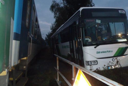 Foto: V Lužanech se srazil autobus s vlakem, jedno lehké zranění