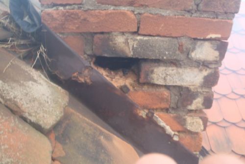 Foto: V merklínském domě chytly saze v komíně. Hasiči ho zakázali používat