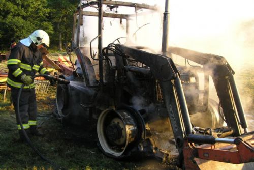 Foto: V Přešíně shořel ve středu večer traktor, škoda půl milionu