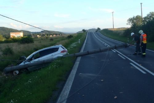 Foto: V Přešticích řidič přerazil autem sloup elektrického vedení 