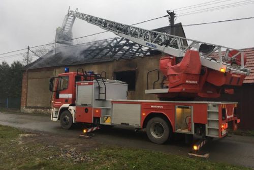 Foto: V Příkosicích hořel autoservis, škoda 1,5 milionu 