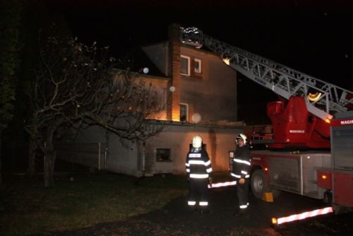 Foto: V Příkosicích hořel dům od jiskry z komína