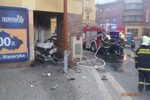 Foto: V Sušici naproti hotelu Svatobor bouralo a hořelo auto