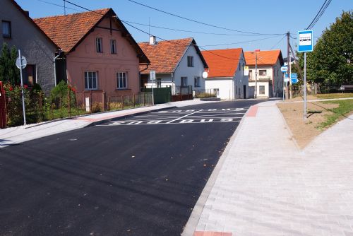 Foto: V Zahořanech mají rekonstruovanou silnici a její okolí