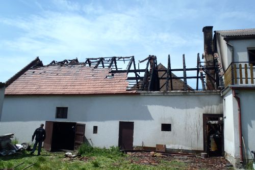 Foto: V Žihli hořela kotelna se stodolou, dům hasiči zachránili