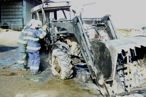 Foto: V Životicích hořel traktor, škoda 300 tisíc korun