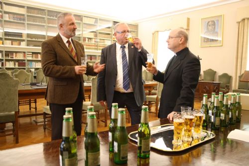 Foto: Vatikán přijal tradiční pozdrav z Plzně – požehnané pivo  a originální dar Pilsner Urquell  