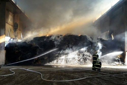 Foto: Ve Ctiboři shořela ocelokolna plná sena, škody přesáhnou 3,5 milionu 