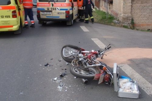 Foto: Ve Zbirohu bouralo auto s motorkou, dvě zranění