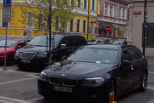 Foto: Vodorovné modré značení se objevuje v ulicích Plzně, usnadní parkování 