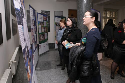 Foto: Výstava v budově Krajského úřadu představuje projekt, který kope za práva dětí 