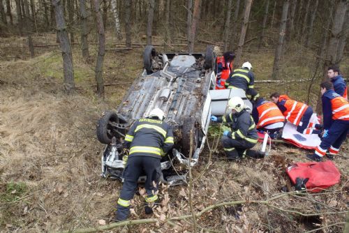 Foto: Za Zálužím skončilo auto v lese na střeše, řidička se zranila