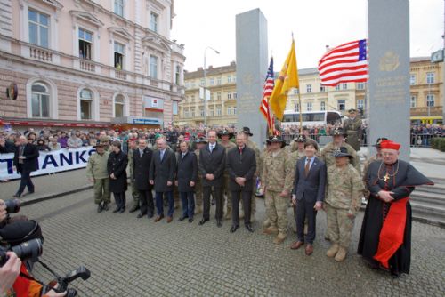 Foto: Američané navštívili Plzeň, vítaly je davy lidí. Konvoj projede ve středu 
