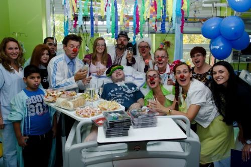 Foto: Zdravotní klauni se loučili s osmnáctiletým pacientem FN Bory Sašou