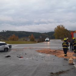 Nehoda u Brodu nad Tichou - čtyři zranění, zasahoval i protichemický tým