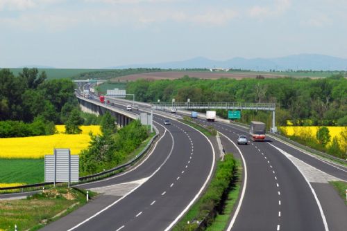 Foto: Na obchvat Plzně řidiči příští rok vyjedou zřejmě jen s dálniční známkou
