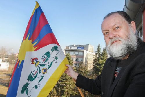 Foto: Plzeňský senátor z ODS: Dvacet let na radnici vyvěšuji vlajku Tibetu. Kdybychom byli v Číně, tak by Parlamentní listy vůbec nemohly existovat, víte?