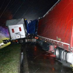 Dramatická nehoda na D5 - tři kamiony v sobě a zásah vrtulníkem