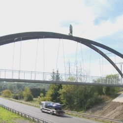 Svatojakubská lávka terčem kontroverzí - socha musí pryč