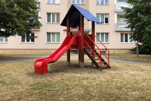 Foto: Dětské hřiště v Mandlově ulici na Borech má novou hrací sestavu