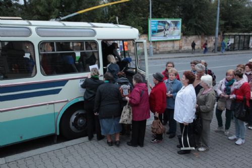 Foto: Senioři z „Trojky“ se podívají do kláštera Teplá historickým autobusem