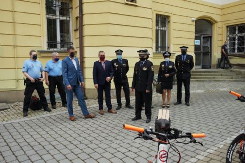 Foto: Strážníci z centra města a Skvrňan dostali od obvodu nová elektrokola a zdravotnický batoh