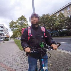 Agresivní, opilý a zdrogovaný kurýr utíkal před policií