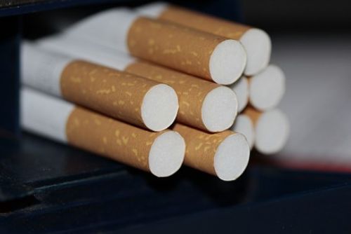 Foto: Z nákupního centra v Plzni ukradli 50 kartonů cigaret
