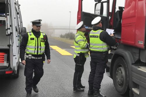 Foto: Policisté kontrolovali na D5 kamiony a autobusy