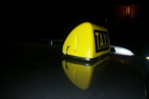 Foto: Hádka s taxikářem kvůli hlasité hudbě vyvrcholila rozbitým sklem