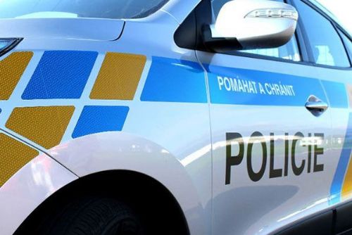 Foto: Muž v Plzni chtěl skočit z okna, policisté ho zachránili