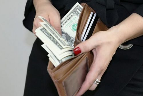 Foto: Ztracený batoh s penězi i doklady vrátili strážníci majitelce