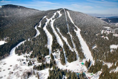 Foto: Na Špičáku se lyžuje, chystá se sjezd pochodní i Světlušky