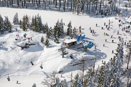 Foto: Na Špičáku přibývají další otevřené sjezdovky, začalo i večerní lyžování  