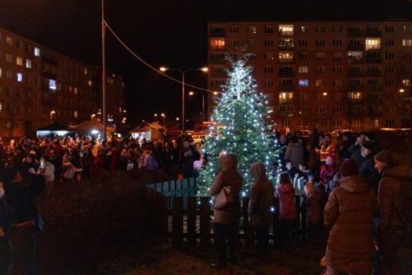 Vánoční stromky se rozzářily i na Borech a na Skvrňanech