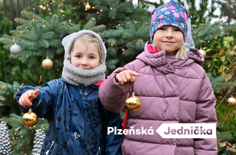 Poslední letošní zpravodaj rozzářil snímek dětí zdobících stromeček