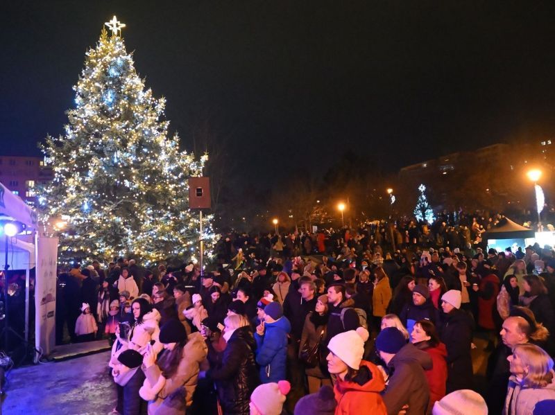 Vánoční stromy na Jedničce už svítí