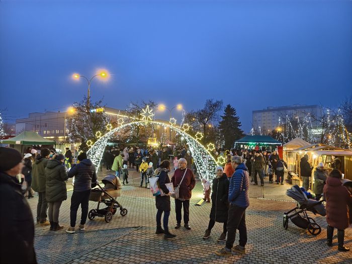 Vánoční trhy před budovou radnice završilo rozsvícení vánočního stromu